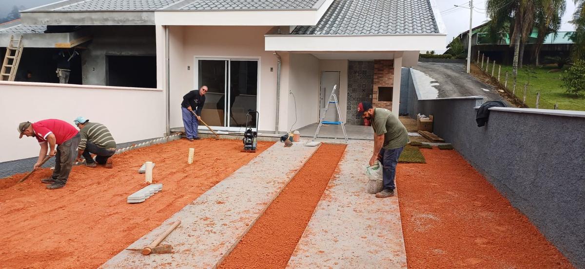 Equipe da Novack executando paisagismo em residência nova