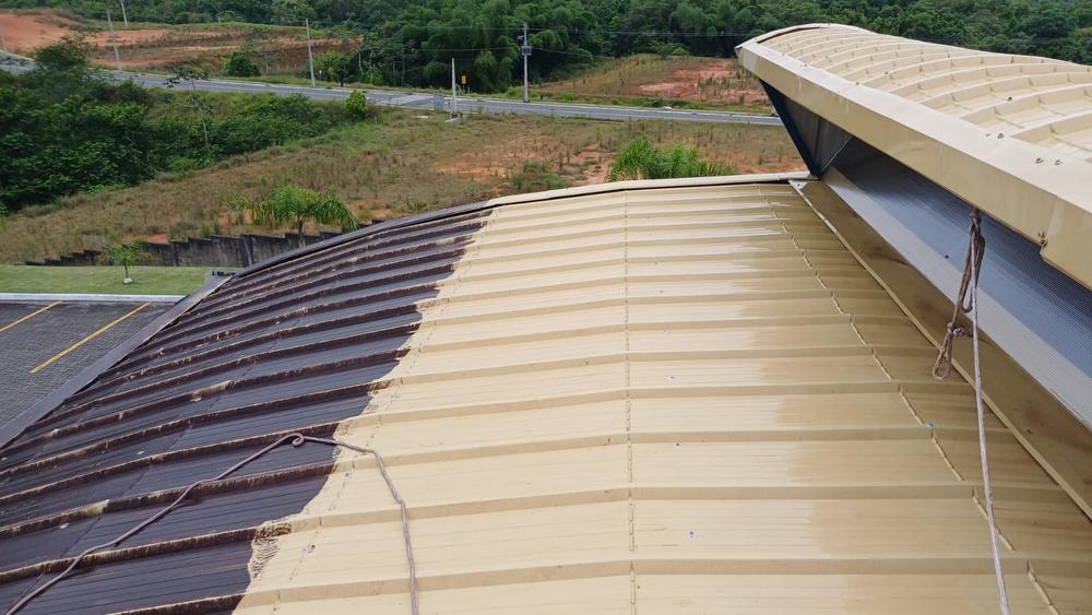 Cobertura metálica com metade limpa durante serviço da Novack, antes e depois visíveis